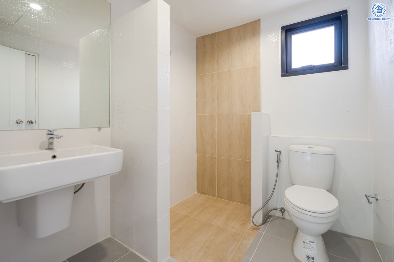 บ้านมือสองตกแต่งใหม่ แบรนด์ LH ม.ชัยพฤกษ์ วัดลาดปลาดุก หลังมุม ตอบโจทย์ทุกการอยู่อาศัย เนื้อที่ 69.2 ตร.ว. ฟังก์ชัน 3 ห้องนอน 2 ห้องน้ำ 1 ที่จอดรถ บนทำเลดีที่สุด! ใกล้เซ็นทรัลเวสต์เกต ทางด่วน "กาญจนาภิเษก" และเพียง 10 นาที ถึงรถไฟฟ้า "สถานีคลองบางไผ่"